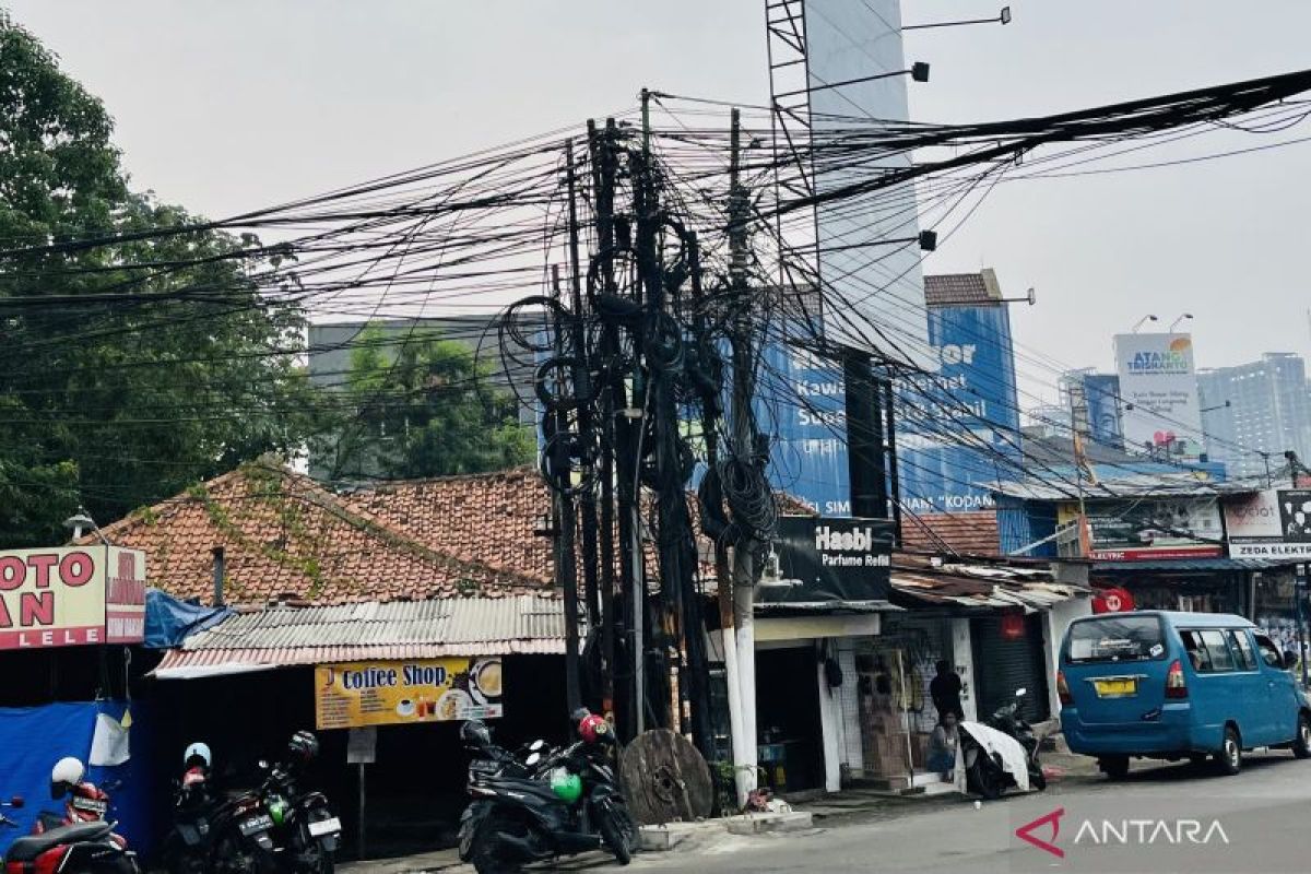Dinas PUPR Kota Bogor potong ribuan sampah kabel semrawut