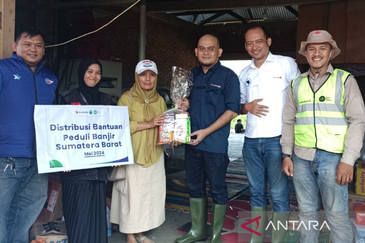 Karyawan XL Axiata salurkan donasi untuk warga terdampak banjir di Sumbar