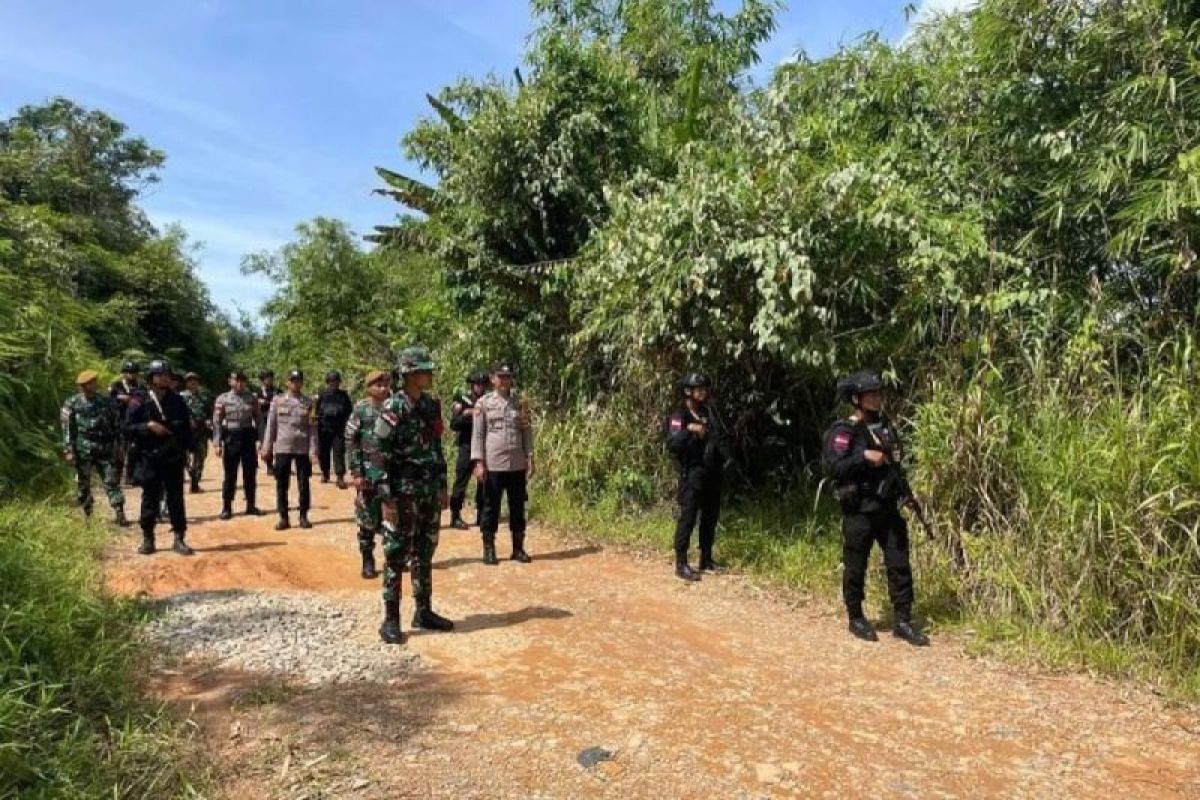 Satgas Pamtas dan Brimob patroli di Entikong perbatasan Indonesia-Malaysia