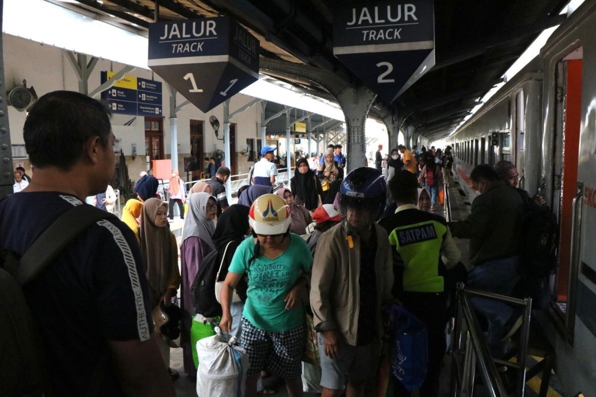 Tiket KA di Daop Jember untuk libur panjang Waisak telah terjual 98 persen