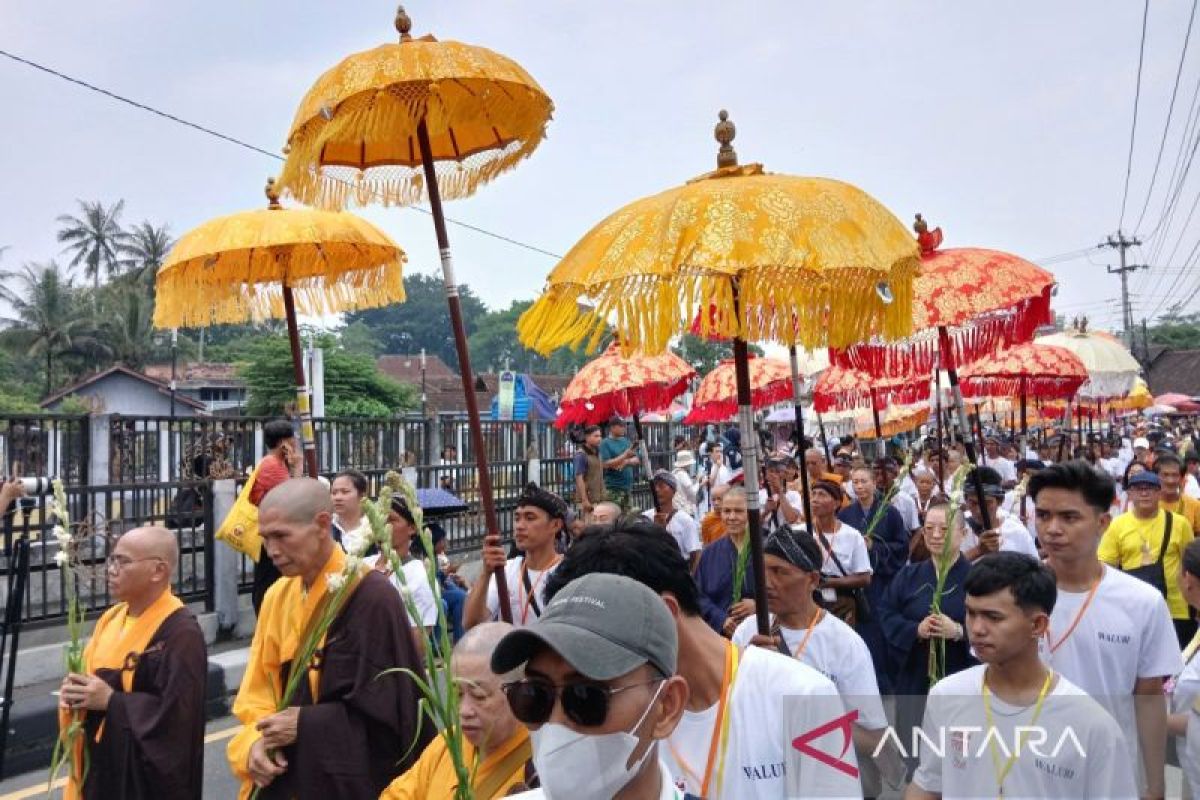 Umat Buddha kirab Waisak dari Candi Mendut menuju Borobudur