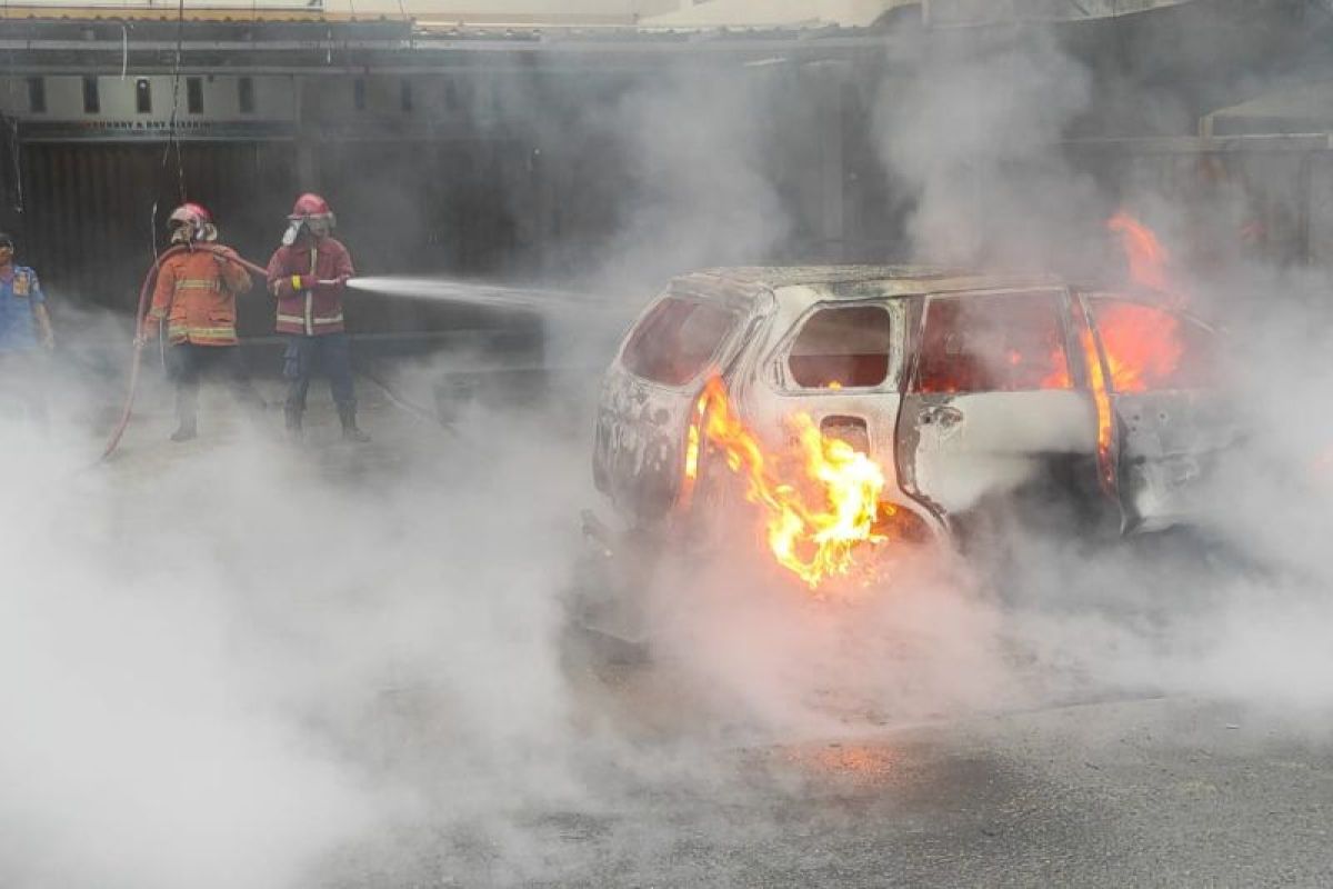 Satu unit mobil bermuatan BBM terbakar di Jelutung Kota Jambi