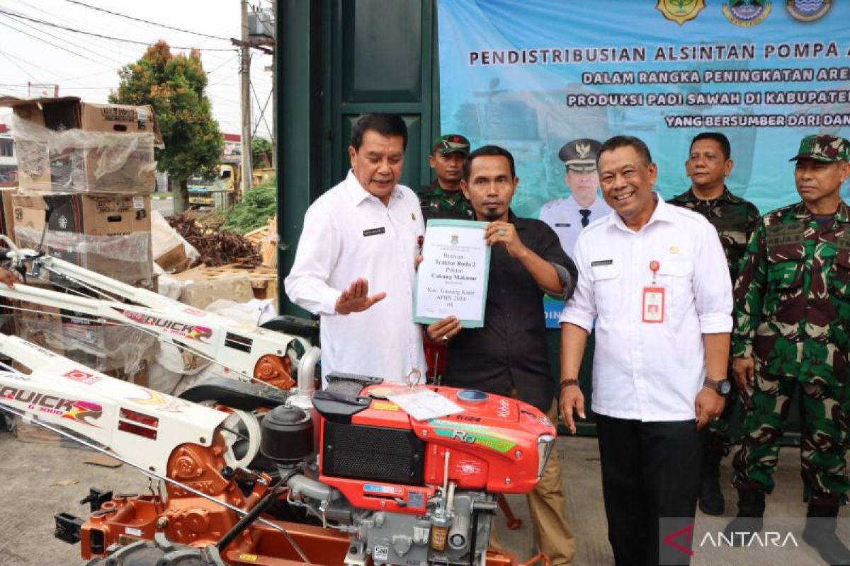 Pemkab Tangerang distribusikan alat mesin untuk petani