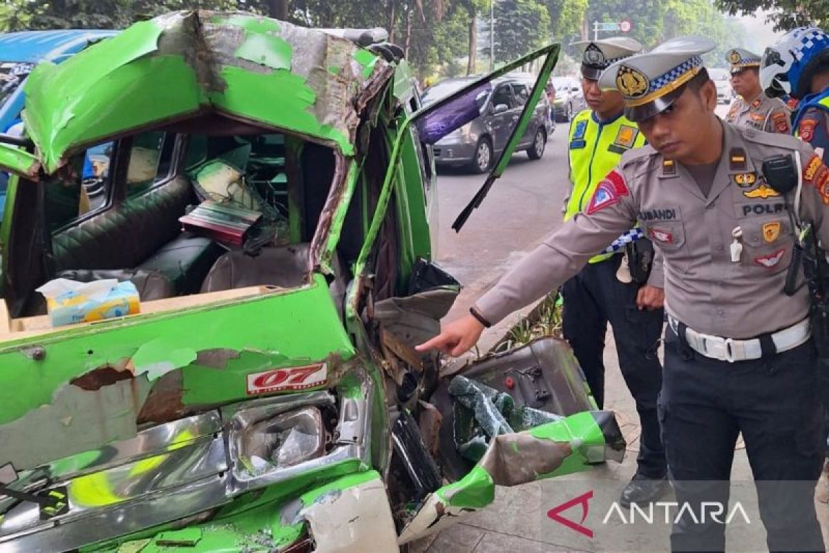Polresta Bogor evakuasi angkot terlibat kecelakaan dengan truk sampah di Jalan Sudirman