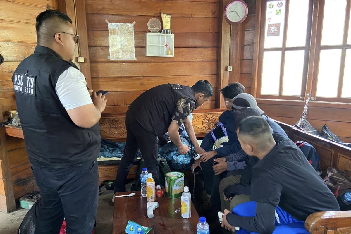 Petugas  evakuasi empat pendaki alami hipotermia di Gunung Buthak Kota Batu