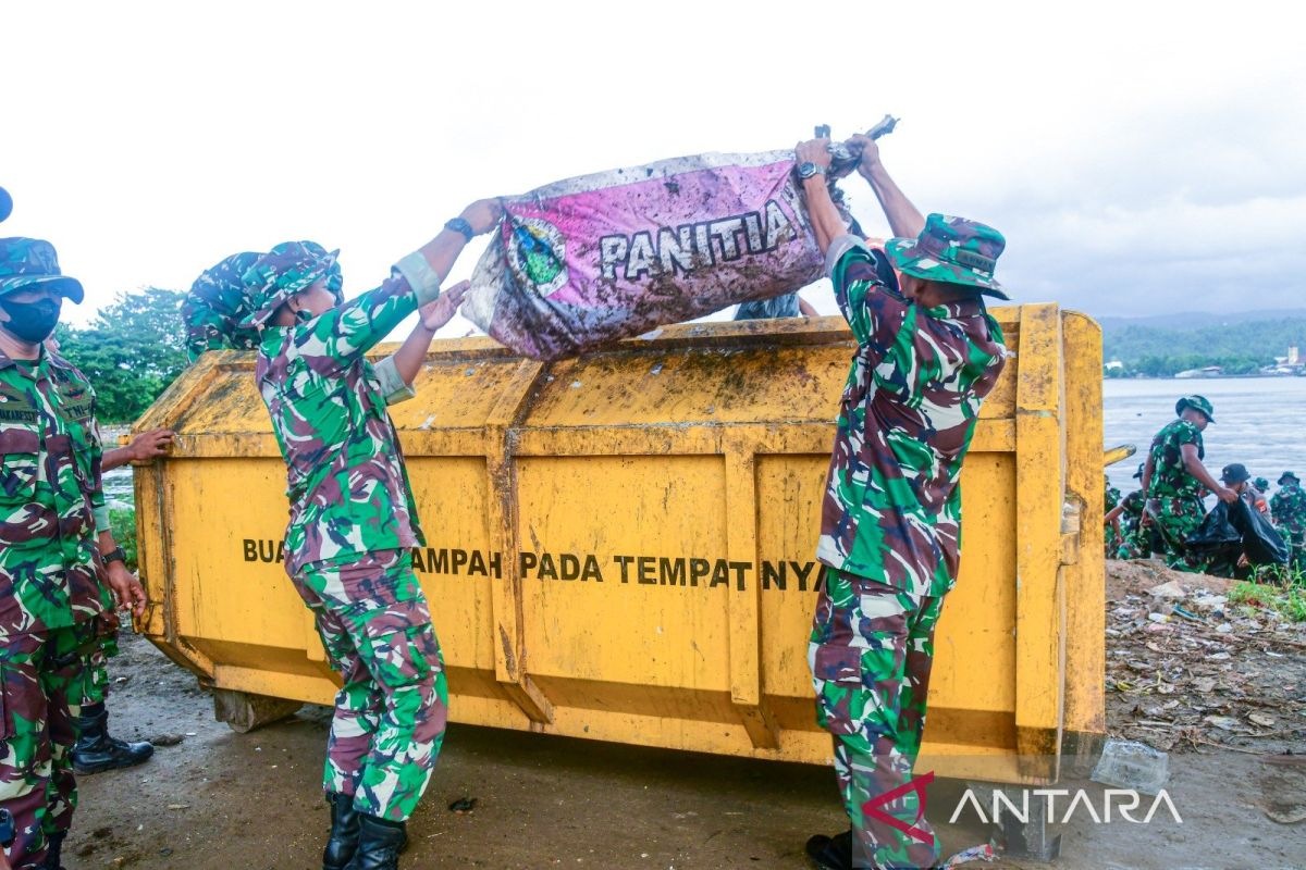 TNI dan warga lakukan bersih sungai-pantai di Teluk Ambon  Maluku