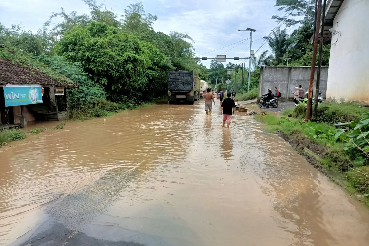 Jalan Lintas Sumatera di OKU sumsel lumpuh total akibat banjir 1 meter