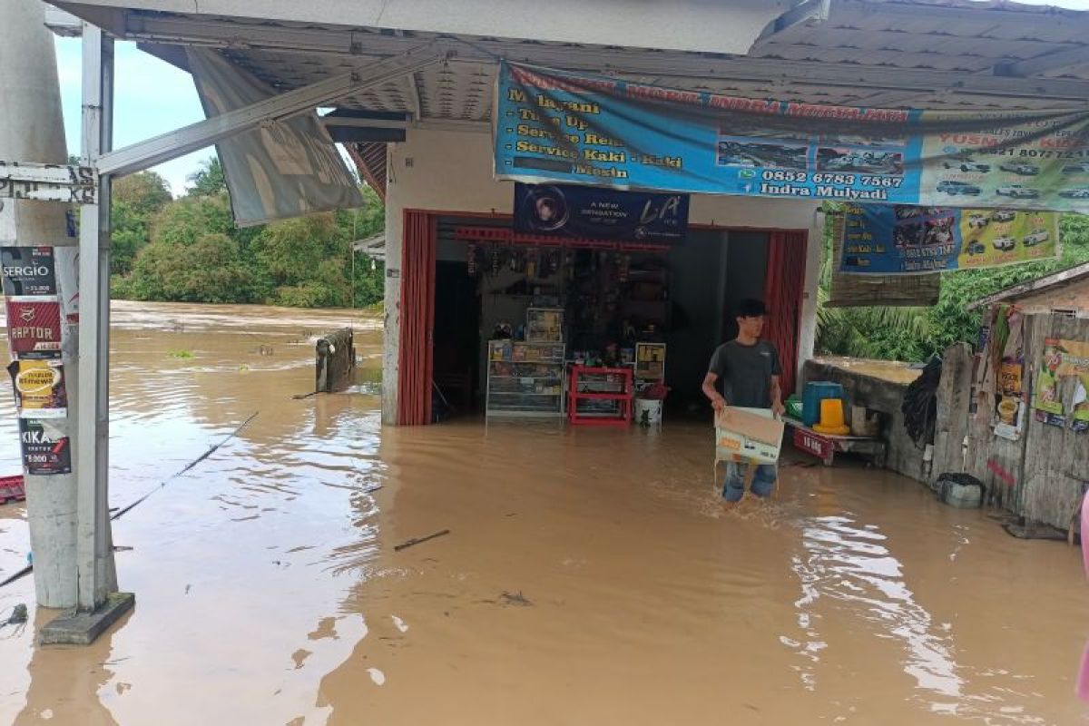 Ogan Komering Ulu diterjang banjir bandang, tinggi air capai 1-2 meter