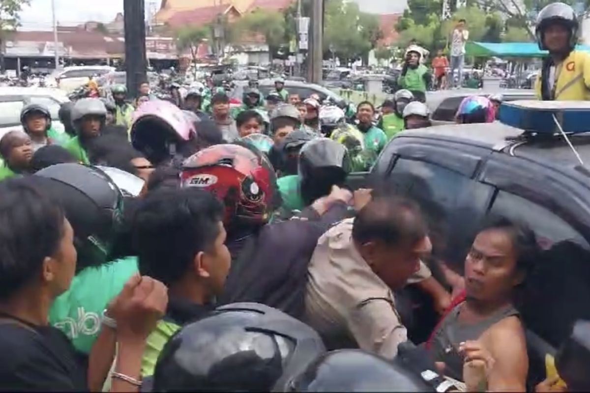 Bentrok pengemudi ojol dan jukir di Pekanbaru, polisi lepas tembakan