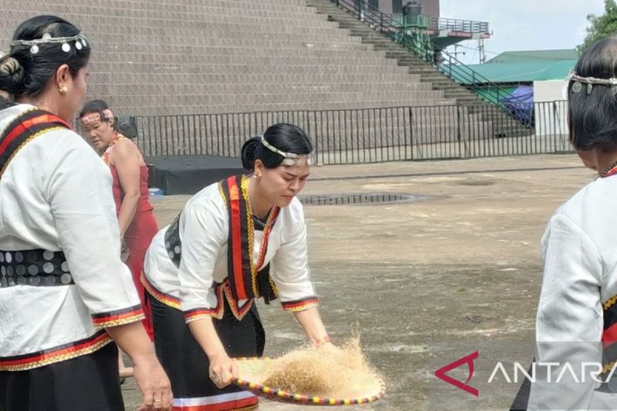 PGD Kalbar ke-38  melestarikan budaya menumbuk dan menampi padi