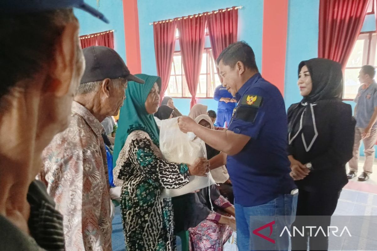 Pemkab Gorontalo serahkan bantuan beras bagi warga kurang mampu
