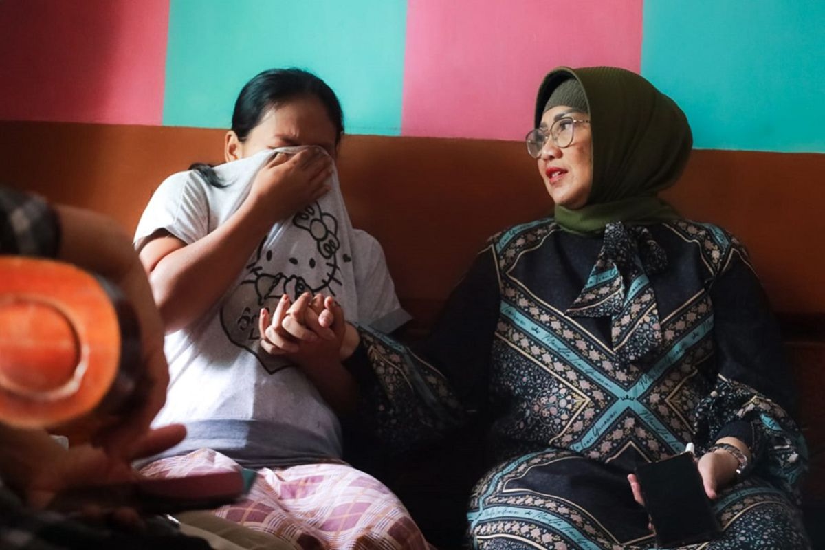 Pj Bupati Lumajang kunjungi penderita kista dengan anak celebral palsy