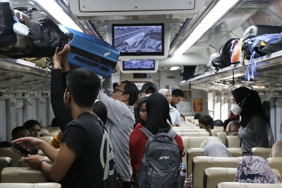 Volume penumpang di Stasiun Malang Jawa Timur saat libur Waisak naik 37 persen