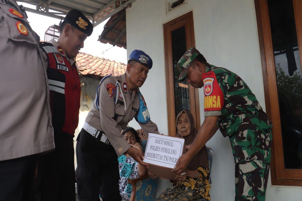 Polres Pemalang  dan TNI bagikan sembako bagi warga terdampak rob