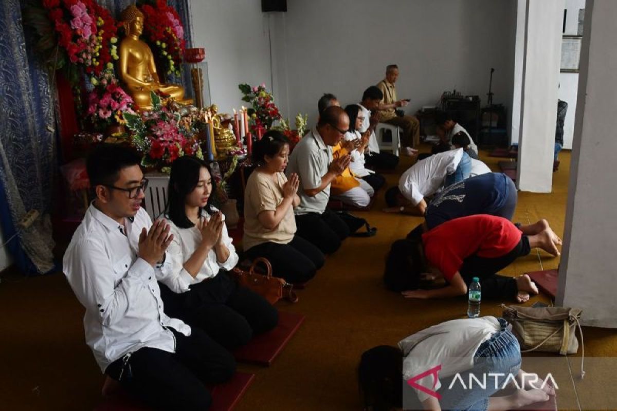 Perayaan Hari Raya Trisuci Waisak Di Sejumlah Kota - ANTARA News