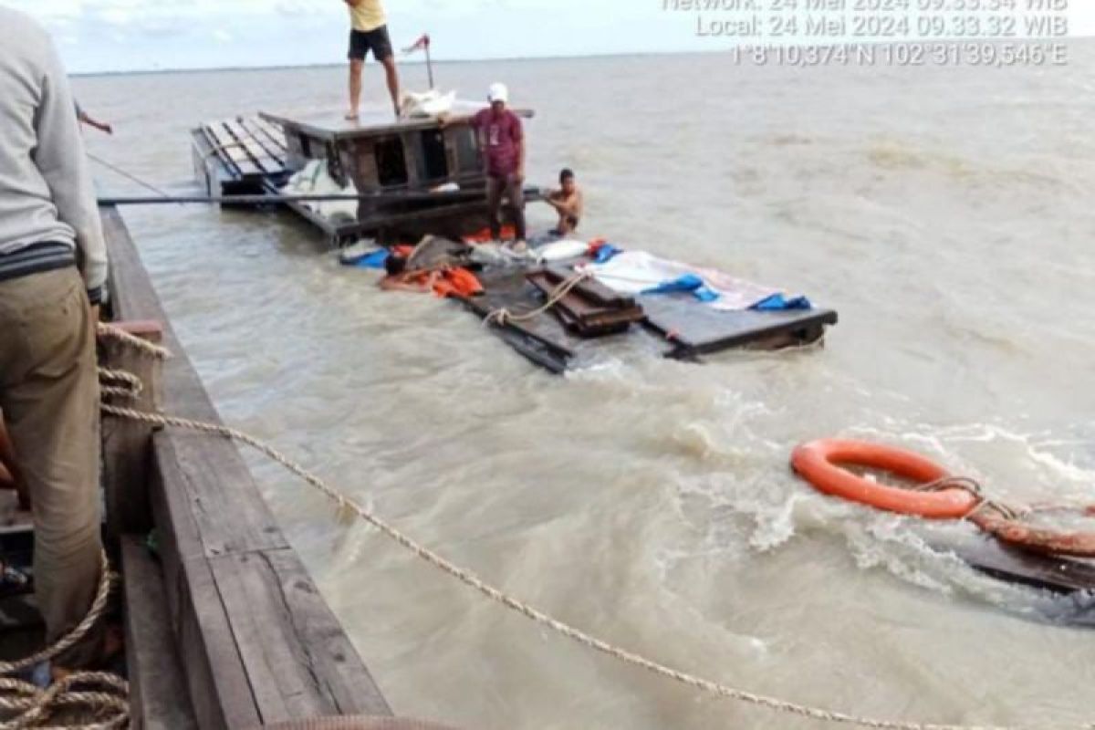 14 ton beras Bulog basah akibat kapal pengangkut karam