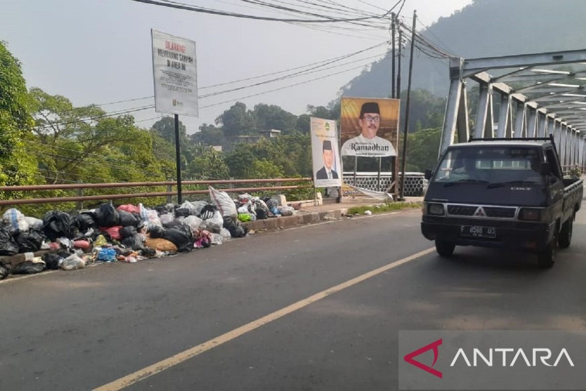 DLH Sukabumi akui kesulitan tangani sampah yang berada di jalur wisata Simpenan