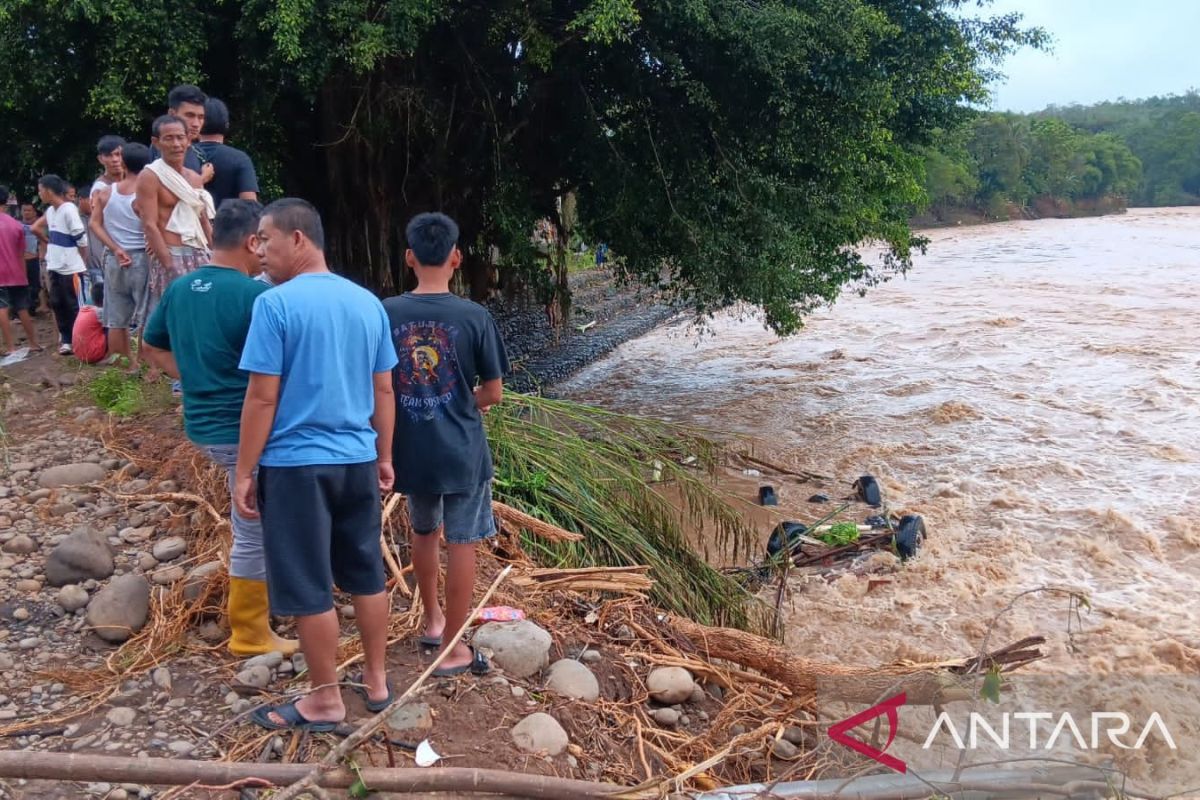Dua mobil terseret banjir bandang di Kabupaten OKU