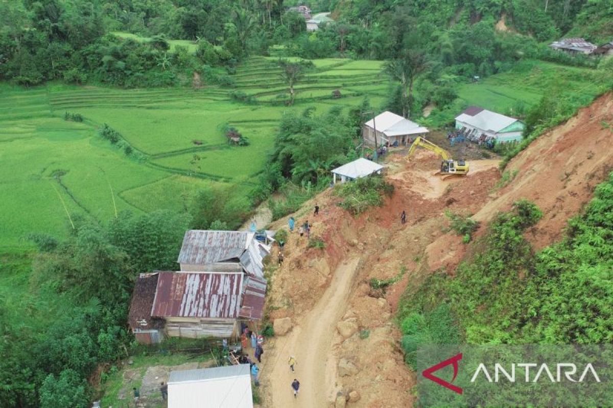BNPB: Akses jalan nasional Mamasa-Mamuju putus tertimbun tanah longsor
