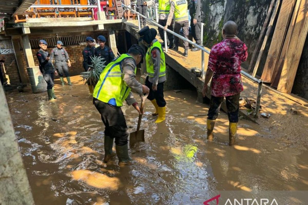 Polres OKU terjunkan personel  bantu korban banjir