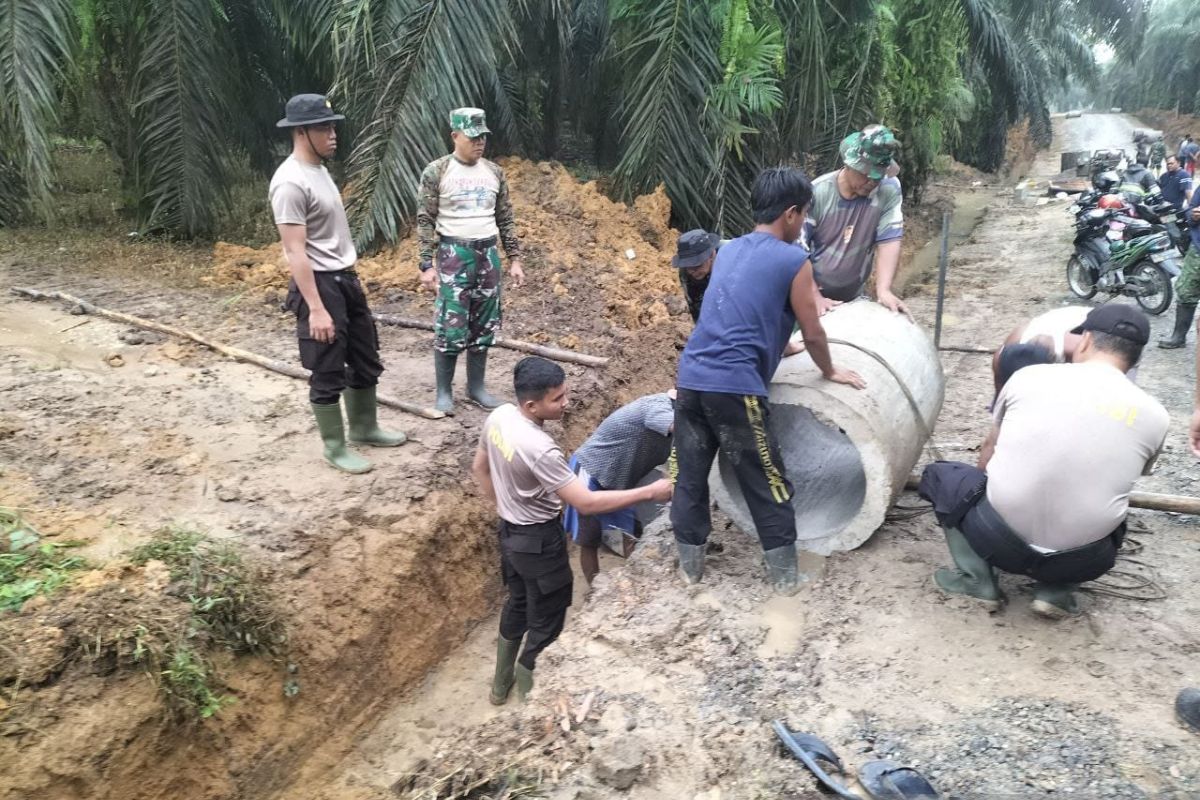TMMD di Inhu pasang gorong-gorong untuk antisipasi banjir