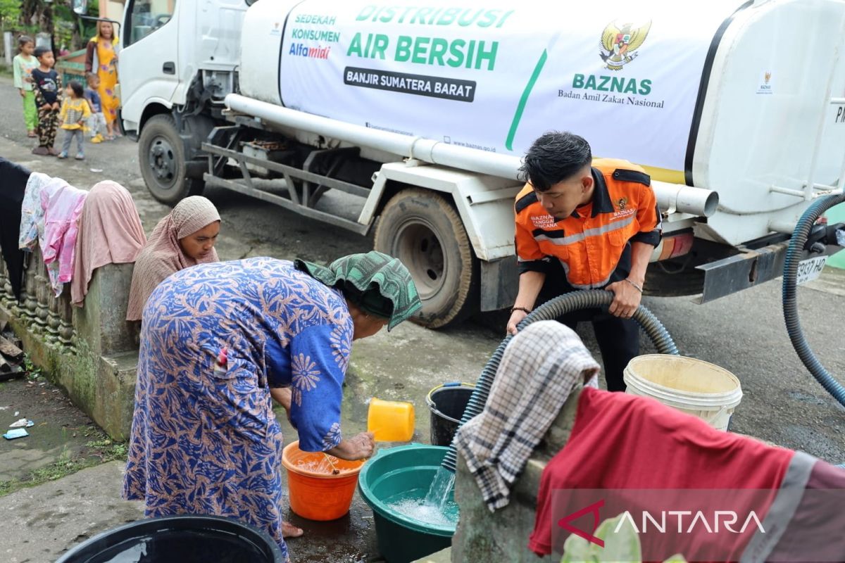 Baznas distribusikan air bersih ke korban bencana banjir lahar Sumbar