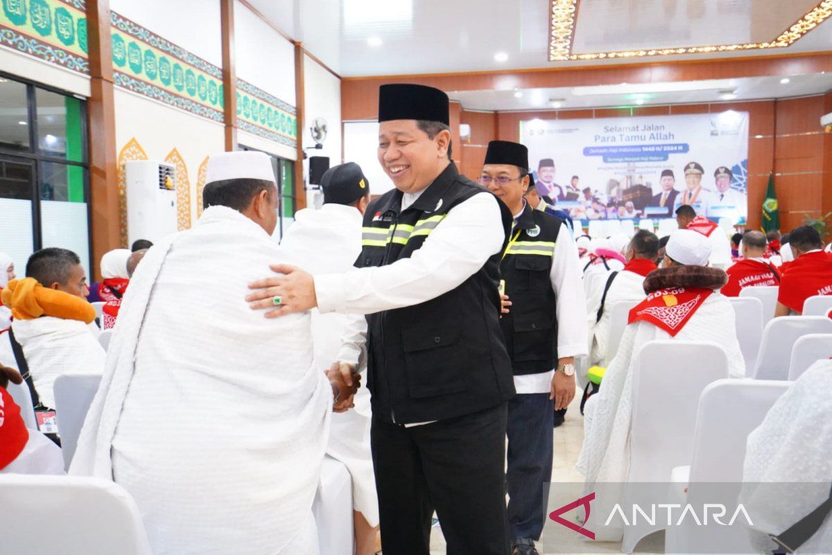 JCH Embarkasi Banjarmasin berpakaian ihram sejak di asrama haji