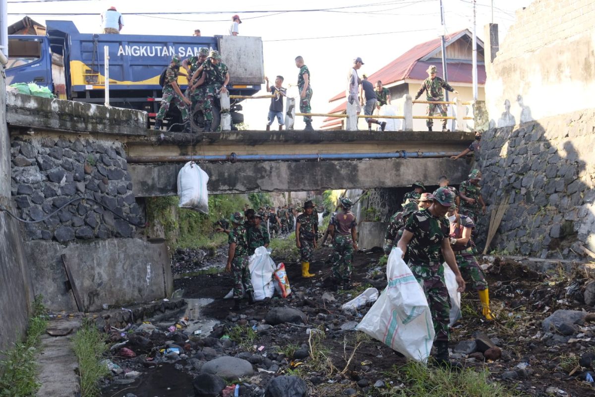 Ratusan prajurit di  Ternate dikerahkan bersihkan kali mati