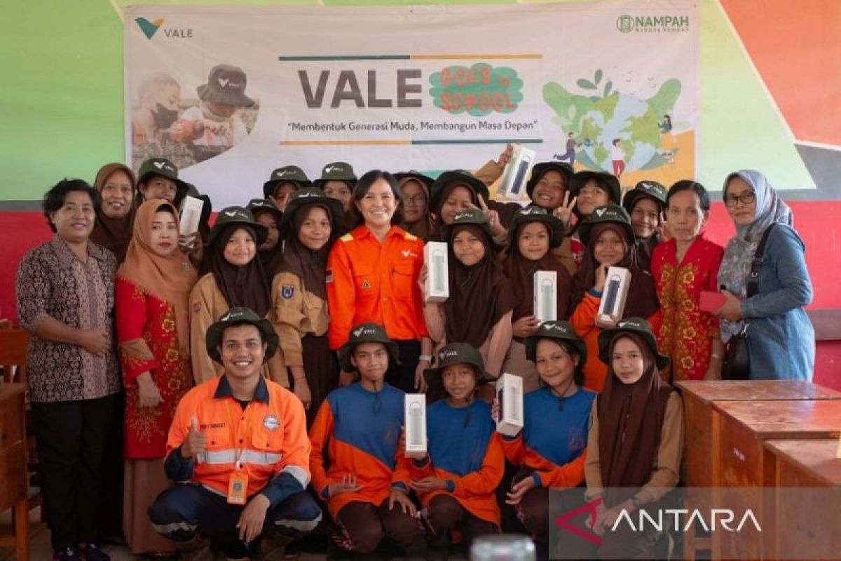 PT Vale Goes to School edukasi siswa buat pupuk kompos