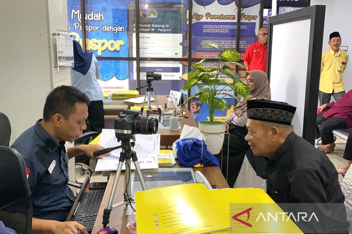 Imigrasi Kendari tuntaskan pembuatan paspor calon jamaah haji 2024