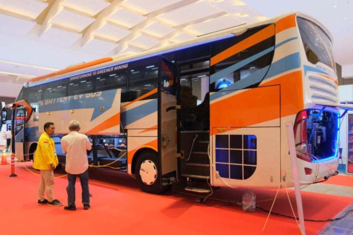 UI-Petrosea kolaborasi hasilkan bus listrik konversi dari mesin diesel