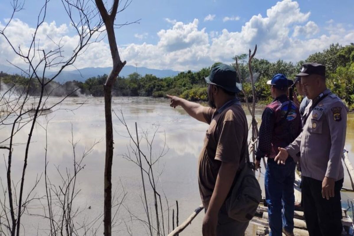 Kawah Nirwana di Lampung Barat alami erupsi tiga kali Jumat pagi