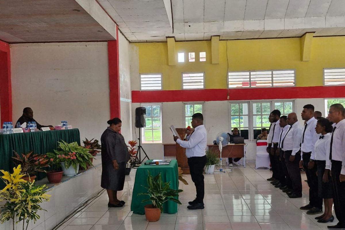Bawaslu Sorong Selatan lantik 45 pengawas pemilu untuk 15 distrik