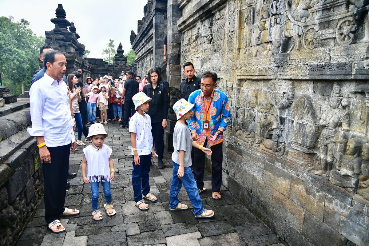 President Jokowi spends weekend with family at Borobudur Temple