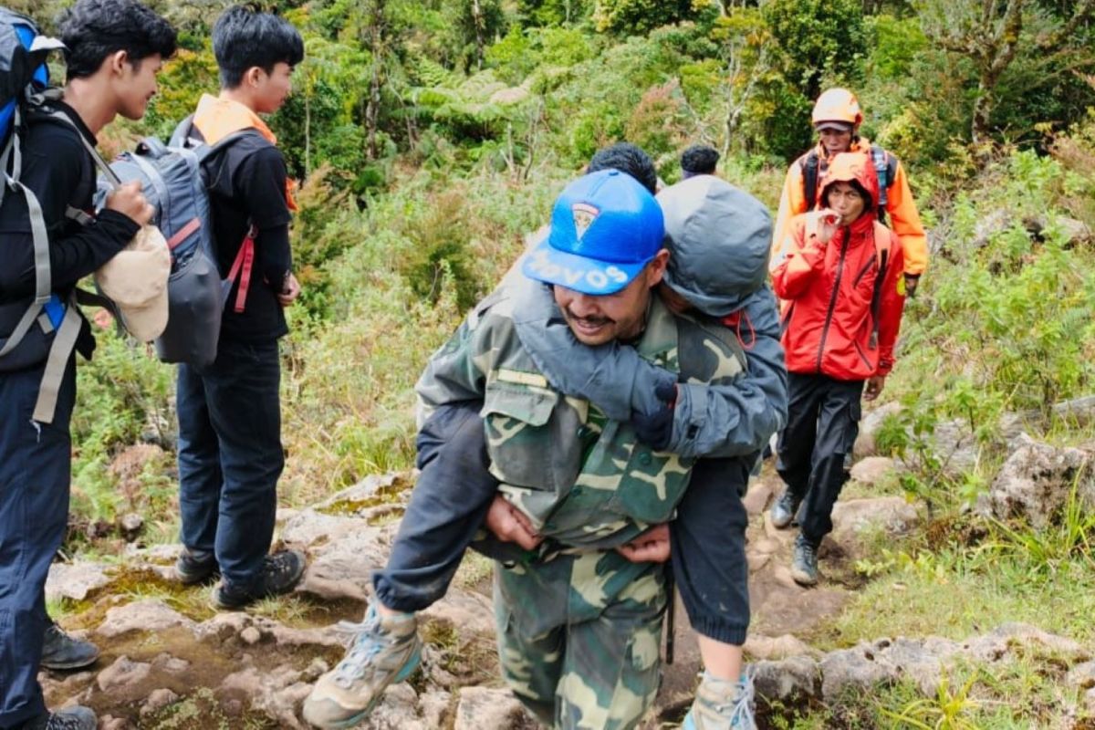 Tim SAR Gabungan mengevakuasi pendaki perempuan hipotermia dari Gunung Bawakaraeng