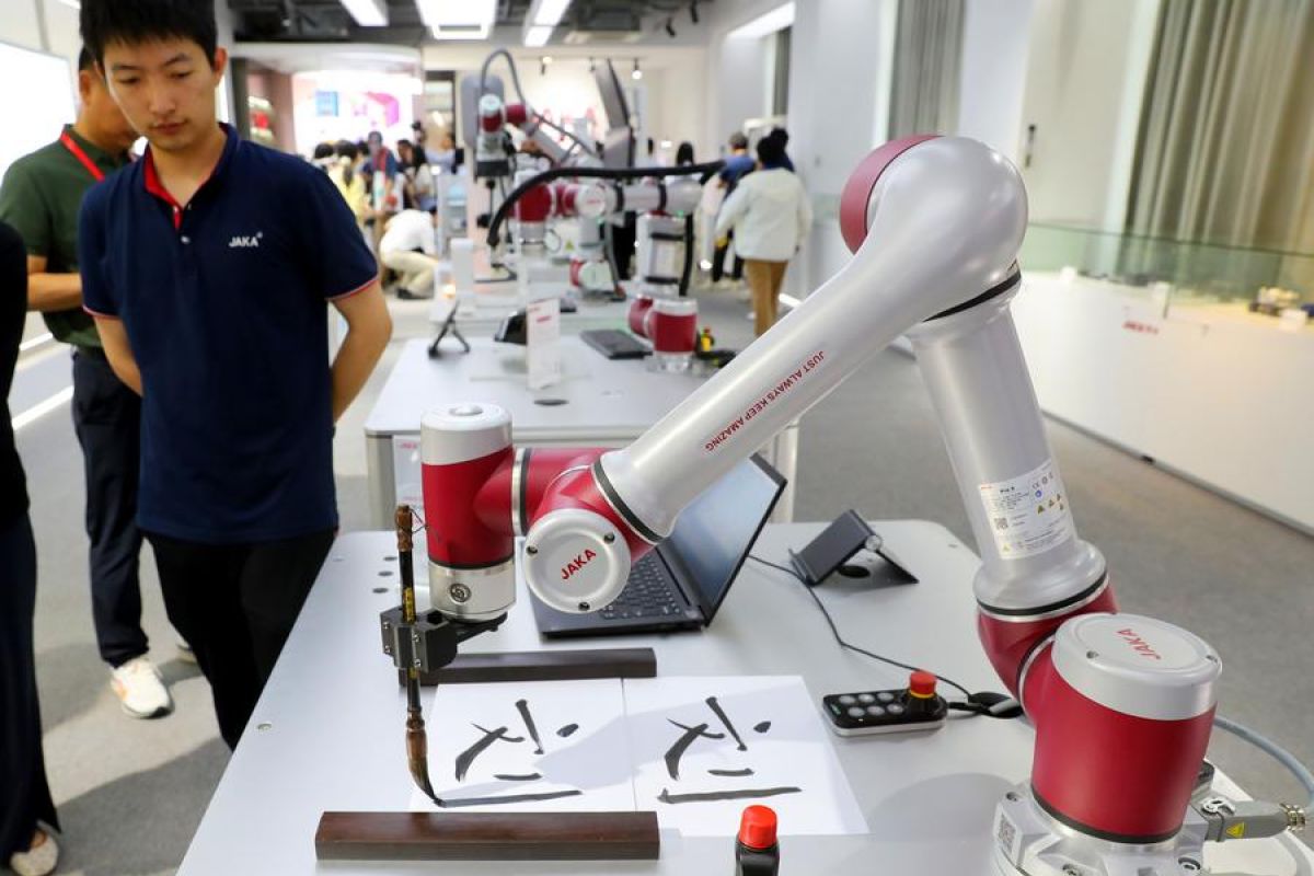 Dari robot hingga burung merak, menilik evolusi pabrik-pabrik di China