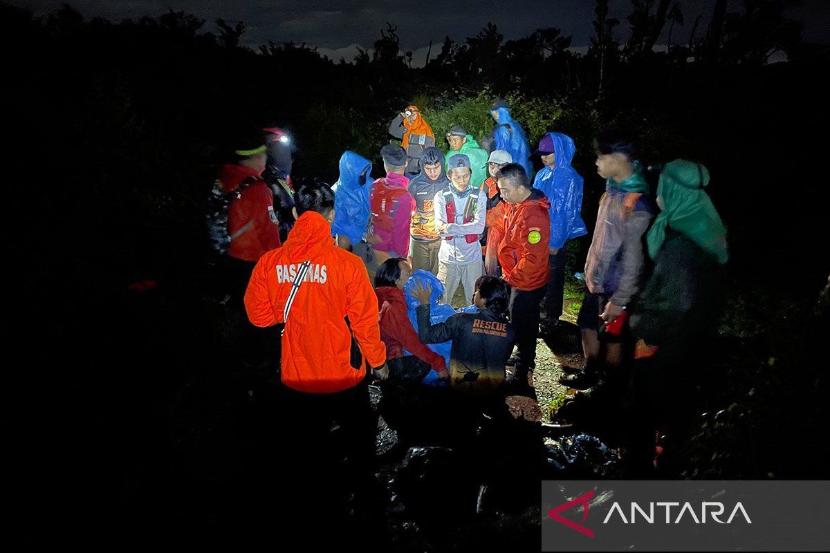Basarnas evakuasi pendaki perempuan dari Gunung Bawakaraeng