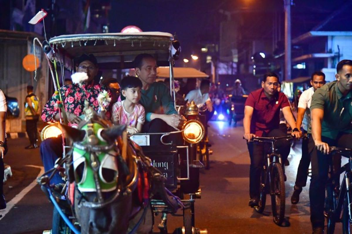 Jokowi  mengajak cucu naiki andong keliling Malioboro Yogyakarta