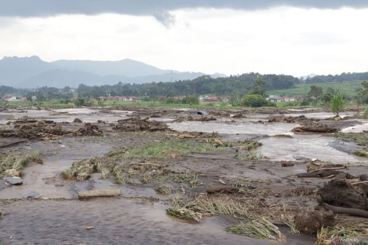 Batuan material sisa banjir lahar dingin Gunung Marapi, Sumbar, diledakkan