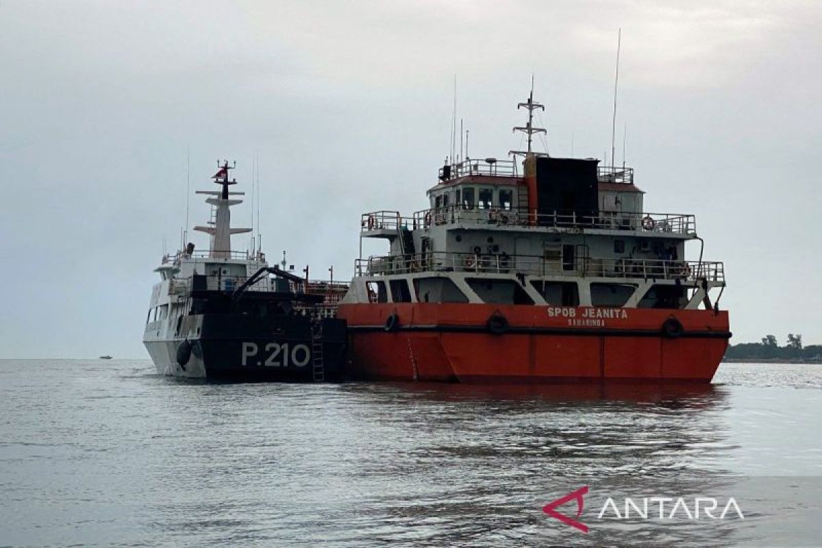 KPLP Kemenhub evakuasi dan padamkan kebakaran kapal di Tanjung Uban