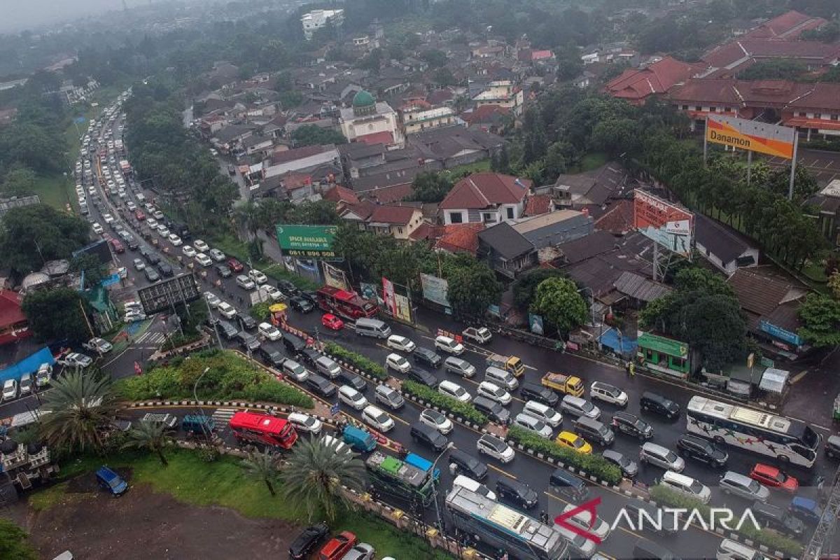 Penerapan Sistem Satu Arah Urai Kemacetan Kendaraan Menuju Puncak ...