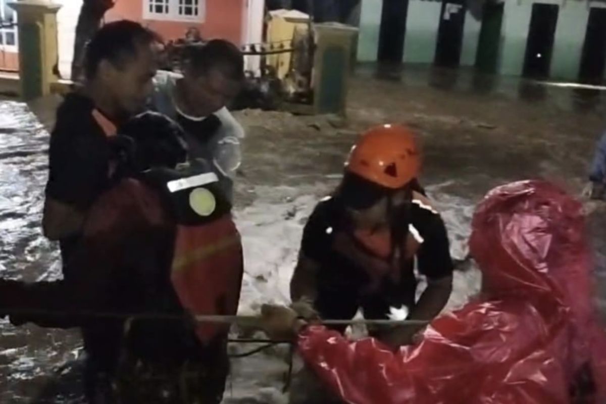 Basarnas Lampung evakuasi korban banjir di Tanggamus
