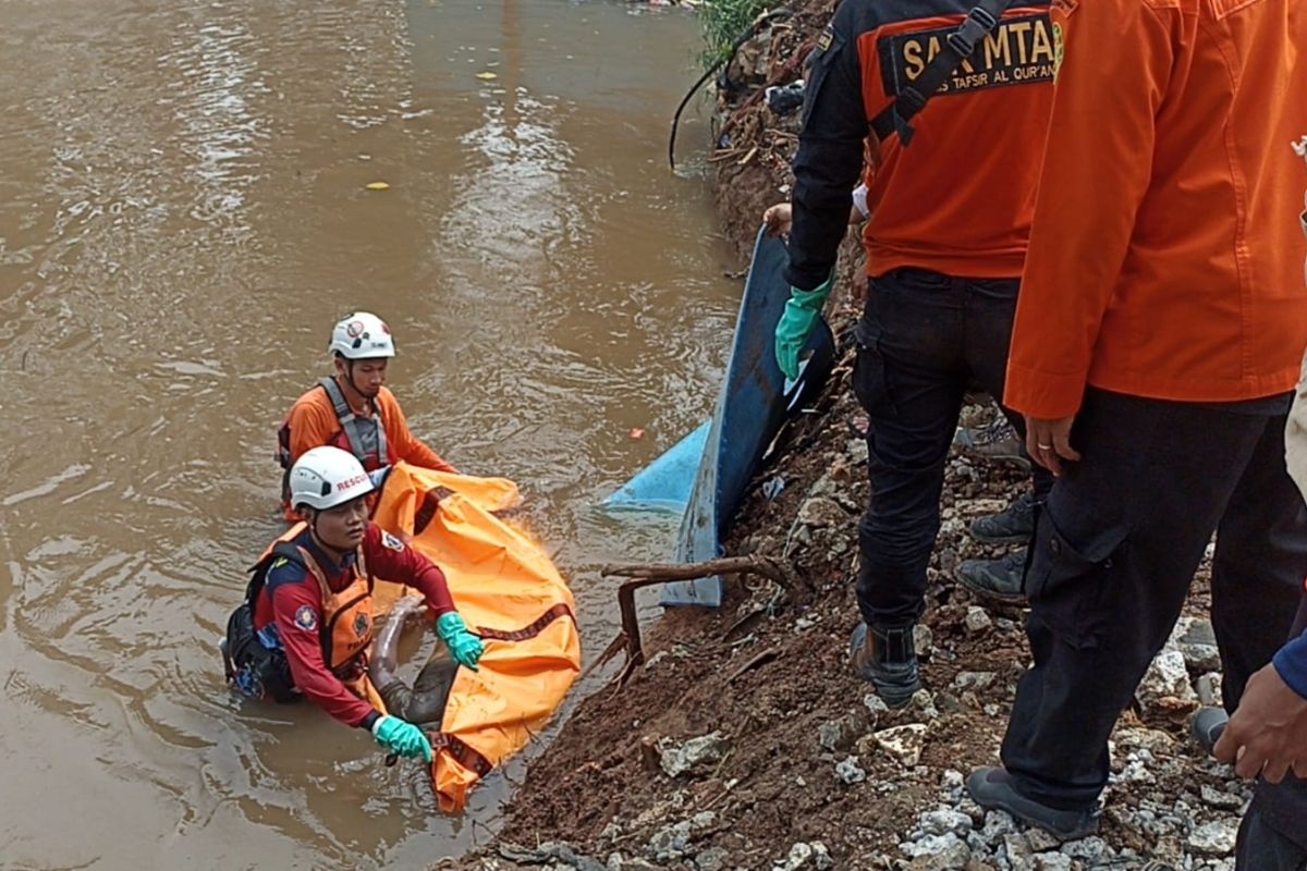 Korban tenggelam di Kali Pesanggrahan dievakuasi