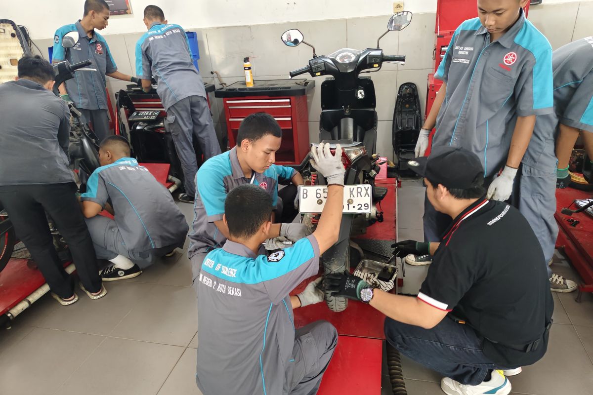 PLN, ministry hold motorcycle conversion training in schools