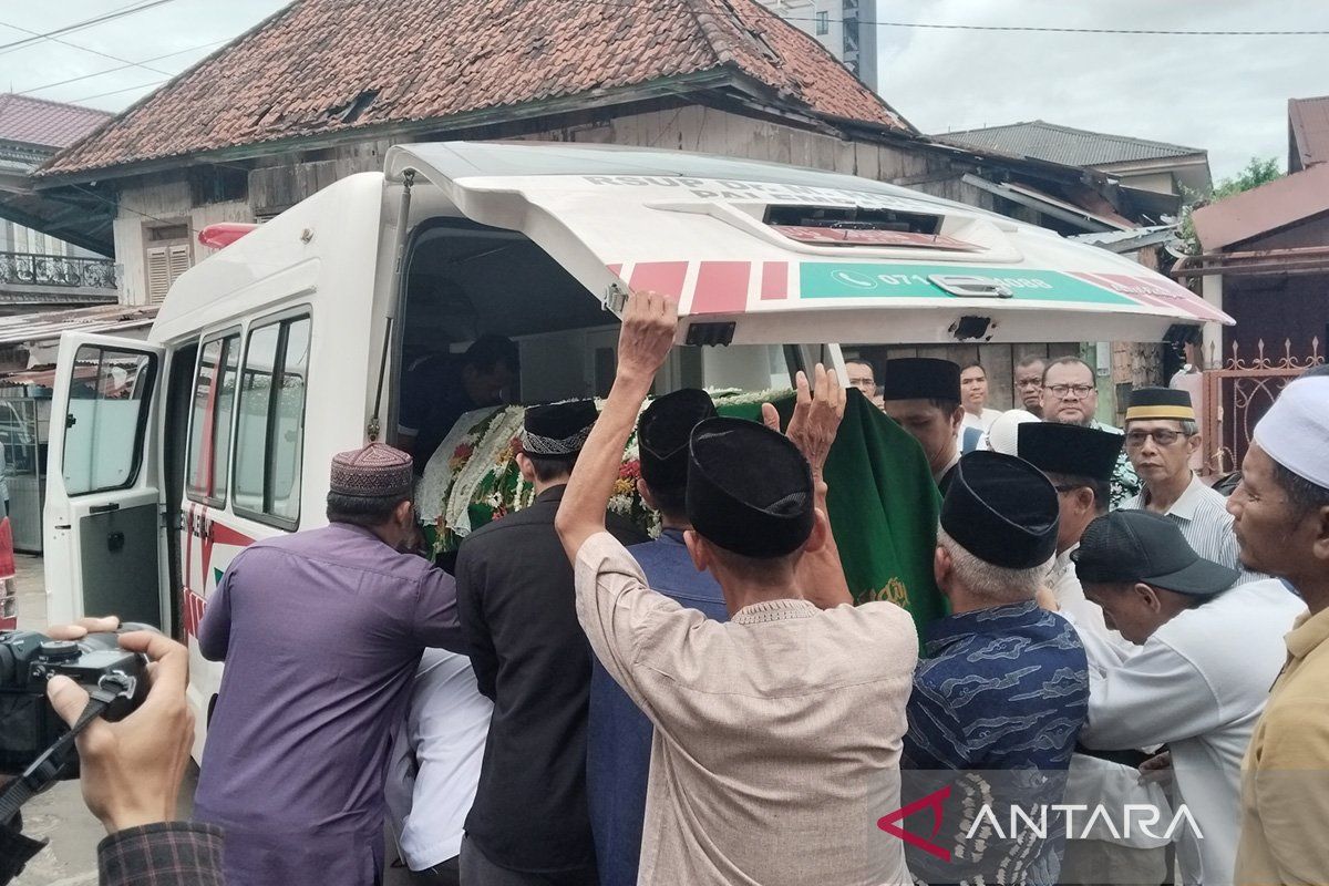 Ibunda Mendagri Tito Karnavian dimakamkan di TPU Kebun Bunga Palembang