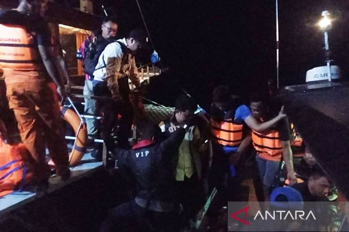 Tim SAR evakuasi korban kapal pinisi patah kemudi di Labuan Bajo NTT