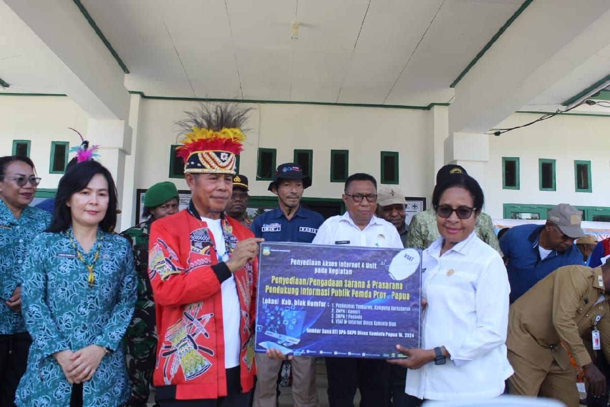 Pj Gubernur Papua serahkan VSAT pada empat lokasi di Biak Numfor