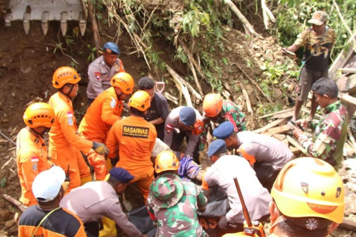 Tim SAR evakuasi lima korban tertimbun longsor di Minyambouw Pegaf