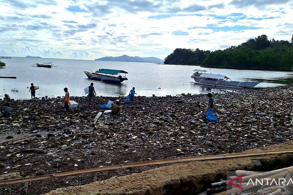 Warga Ponelo Kepulauan bersihkan sampah plastik dan kaleng