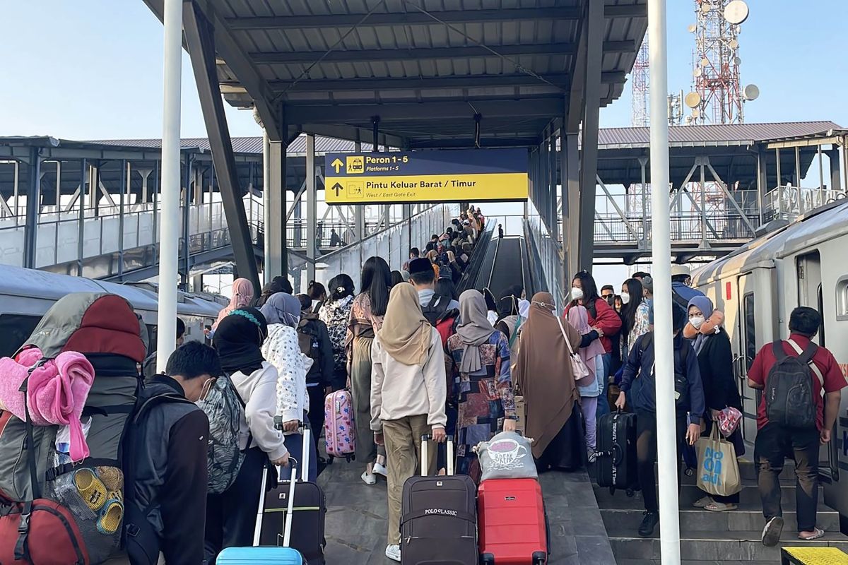 Pengguna KA di Stasiun Malang naik 40 persen saat libur panjang Waisak